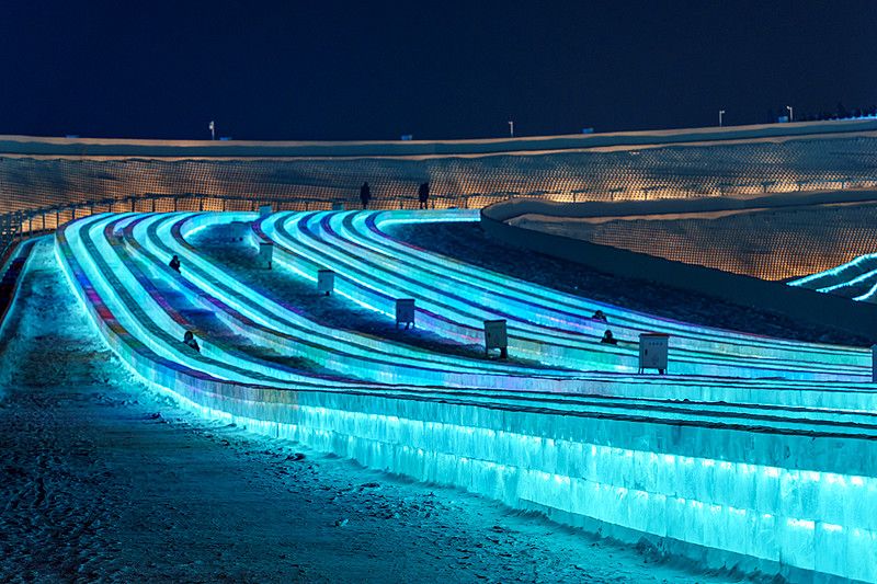 冰雪大世界超级冰滑梯夜景