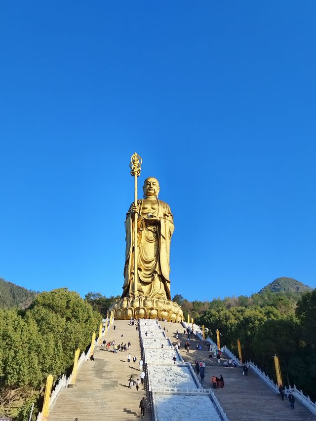 九华山圣像前的台阶朝圣