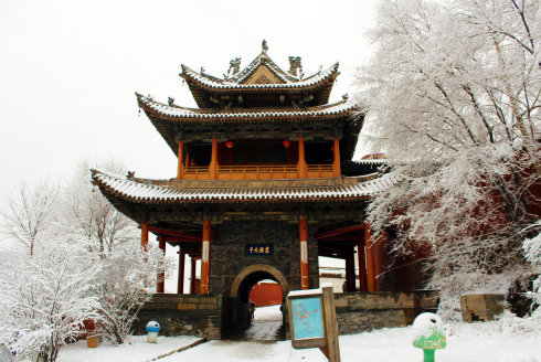 雪中五台山古寺楼阁
